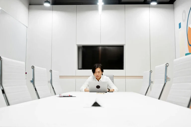 20+ Brilliant Meeting Rooms That Boost Productivity 1 meeting rooms